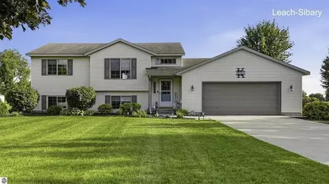 4966 Dio Dr NE, Cedar Springs, MI 49319