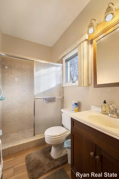 Bath - 1841 Springfield St, Flint, MI 48503 photo 3 of 4