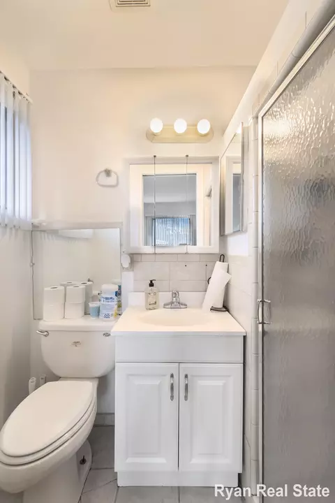 Bath - 1841 Springfield St, Flint, MI 48503 photo 2 of 4