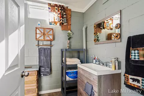 Bath - 1889 E 40th St, White Cloud, MI 49349 photo 1 of 3