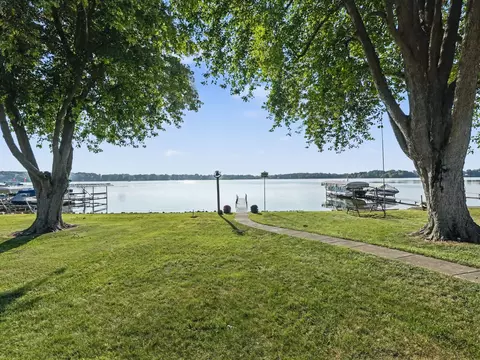 163 Lakeside Dr, Quincy, MI 49082