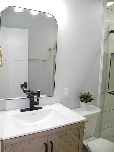 Bath - 13805 Riverside Dr, Constantine, MI 49042 photo 4 of 8