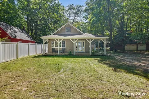 Exterior - 2121 Wolf Lake Dr, Baldwin, MI 49304 photo 2 of 6
