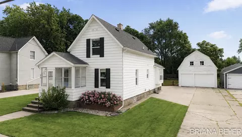 32 W Mckinley Ave, Zeeland, MI 49464