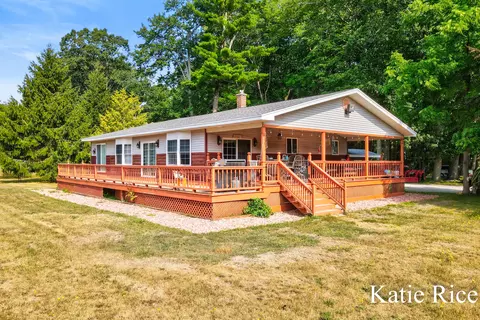 2030 N Scenic Dr, Muskegon, MI 49445