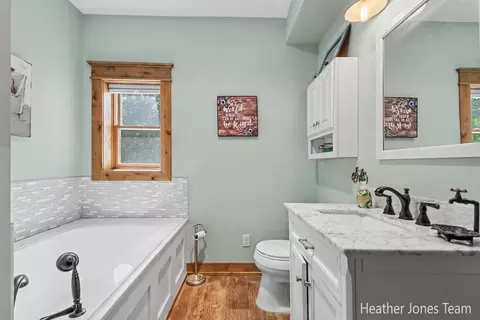 Bath - 8872 E Spencer Rd, Crystal, MI 48818 photo 3 of 5