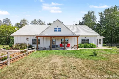 Exterior - 8872 E Spencer Rd, Crystal, MI 48818 photo 8 of 9