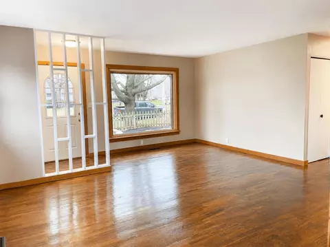 Living - 5480 Wellesley Dr, Jackson, MI 49201 photo 3 of 5