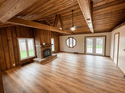 Living - 5480 Wellesley Dr, Jackson, MI 49201 photo 4 of 5