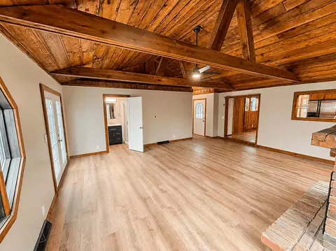 Living - 5480 Wellesley Dr, Jackson, MI 49201 photo 2 of 5