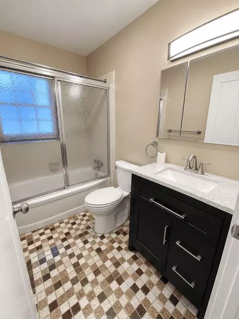 Bath - 5480 Wellesley Dr, Jackson, MI 49201 photo 2 of 3