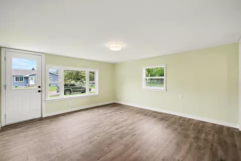Living - 3221 Irene St, Jackson, MI 49202 photo 2 of 3