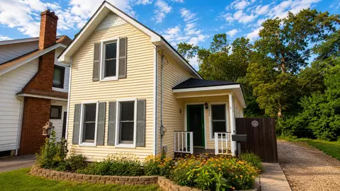 1926 Oakland Dr, Kalamazoo, MI 49008