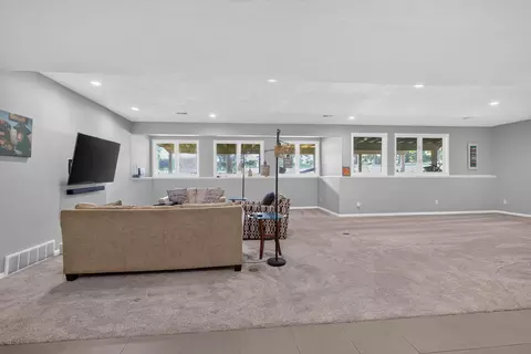 Living - 2619 Mulligan Dr, Jackson, MI 49203 photo 4 of 5