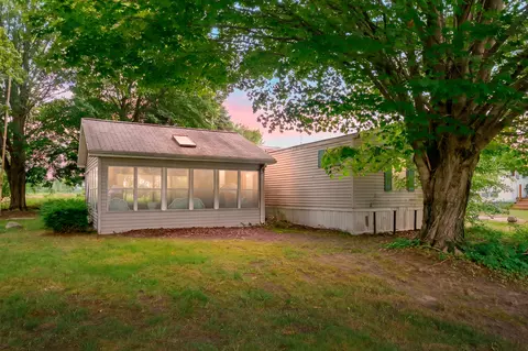 47528 84th Ave, Decatur, MI 49045