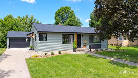 1517 32nd St SW, Wyoming, MI 49509
