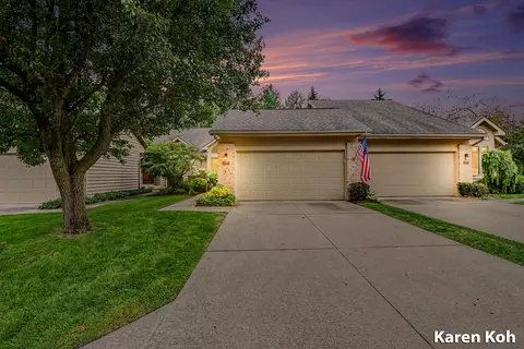 1834 Cross Bend St NE, Grand Rapids, MI 49505