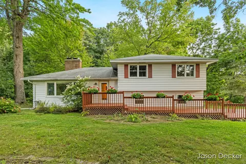6181 10 Mile Rd NE, Rockford, MI 49341
