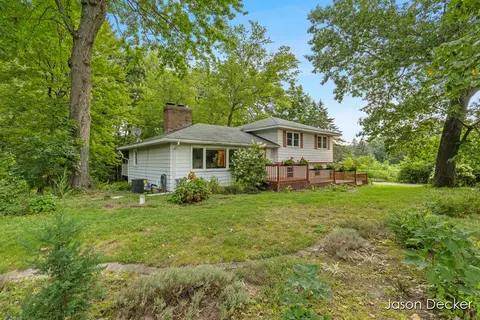 6181 10 Mile Rd NE, Rockford, MI 49341