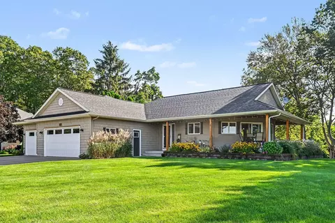 569 Hawksnest Dr, South Haven, MI 49090