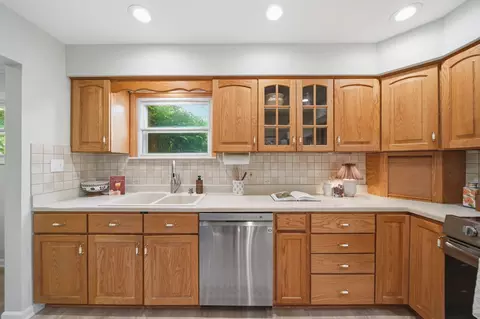 Kitchen - 4182 Sheffield Dr, Jackson, MI 49203 photo 2 of 3