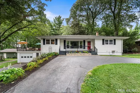 2750 Wildwood Ln, Stevensville, MI 49127