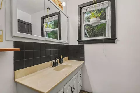 Bath - 326 Beech St, Freeport, MI 49325 photo 2 of 3
