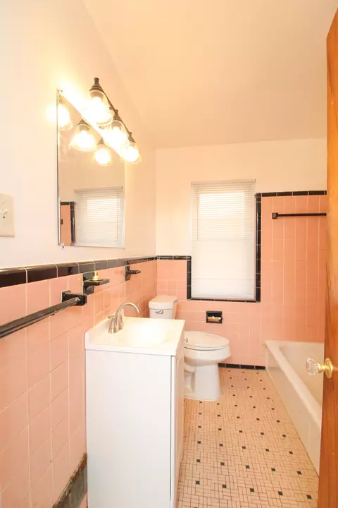 Bath - 6165 Farmbrook St, Detroit, MI 48224 photo 2 of 4