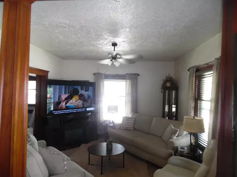 Living - 815 Wildwood Ave, Jackson, MI 49202 photo 1 of 4
