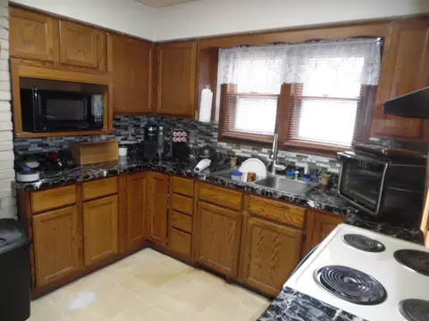 Kitchen - 815 Wildwood Ave, Jackson, MI 49202 photo 2 of 4