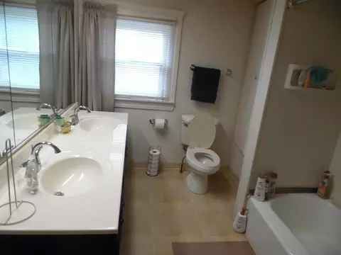 Bath - 815 Wildwood Ave, Jackson, MI 49202 photo 2 of 3