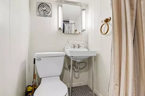 Bath - 1365 Eagle St, Niles, MI 49120 photo 2 of 2