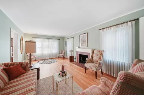 Living - 710 S Webster St, Jackson, MI 49203 photo 3 of 7