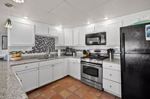 Kitchen - 10861 Long Point Dr, Plainwell, MI 49080 photo 4 of 6