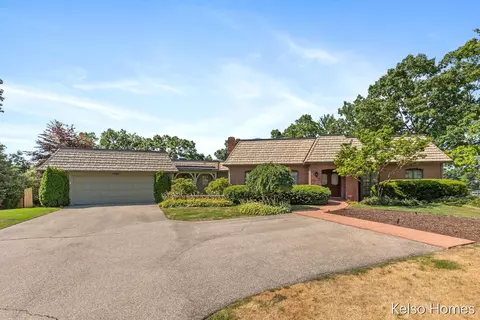 2452 Holtman Dr NE, Grand Rapids, MI 49525