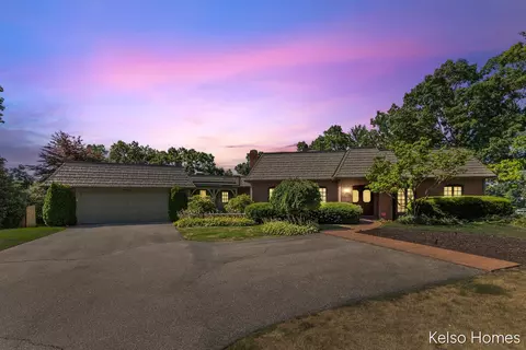 2452 Holtman Dr NE, Grand Rapids, MI 49525