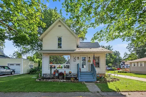 812 6th Ave, Lake Odessa, MI 48849