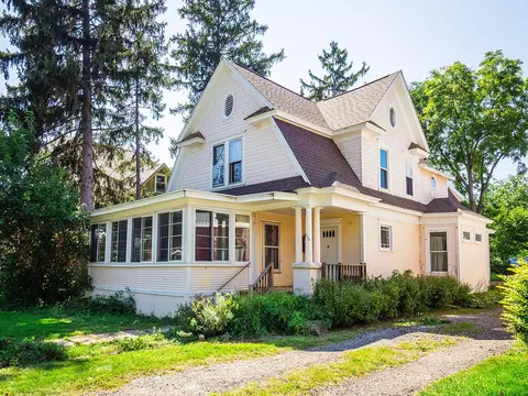 210 S Elm St, Three Oaks, MI 49128