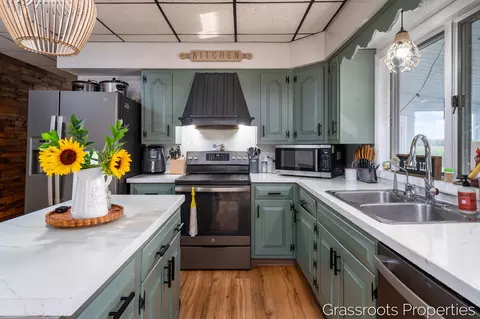 Kitchen - 6196 W Sidney Rd, Sidney, MI 48885 photo 2 of 3