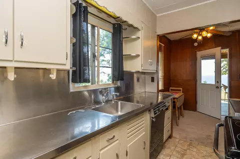 Kitchen - 2475 Cedar Path, St. Joseph, MI 49085 photo 11 of 12
