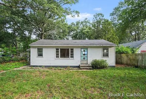 1442 Norwich Ave, Norton Shores, MI 49444