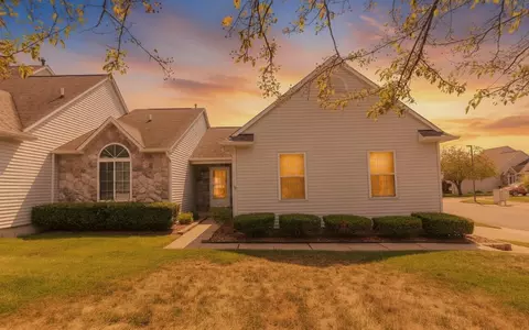 860 Knollwood Cir, South Lyon, MI 48178