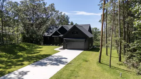 3126 Red Oak Dr, Saugatuck, MI 49453