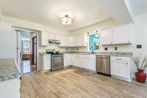 Kitchen - 1411 E Rishel Rd, Sturgis, MI 49091 photo 4 of 5