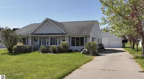 1239 S Clubhouse Dr, Lake Isabella, MI 48893