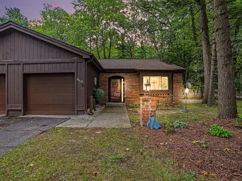692 Pineway Dr, Norton Shores, MI 49441