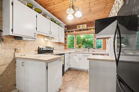Kitchen - 28598 68th St, Covert, MI 49043 photo 1 of 2