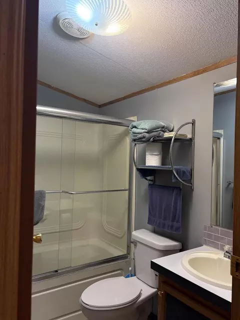 Bath - 1455 Eldon Ct, Gladwin, MI 48624 photo 2 of 7
