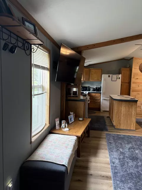 Living - 1455 Eldon Ct, Gladwin, MI 48624 photo 2 of 8