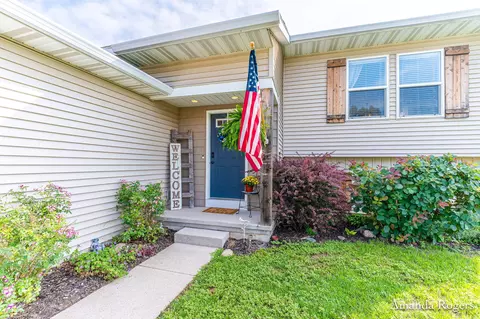 Exterior - 810 School Bell Ct, Belding, MI 48809 photo 2 of 7